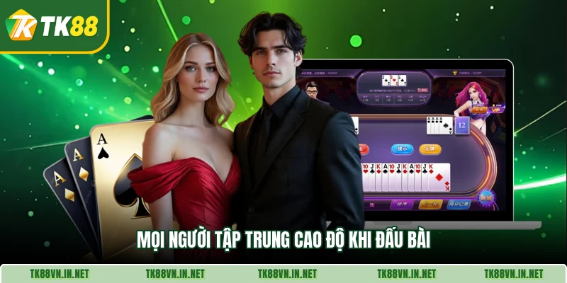 Mọi người tập trung cao độ khi đấu bài