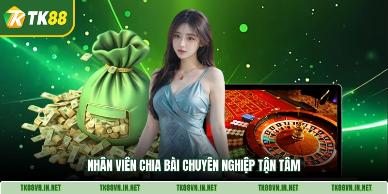 Nhân viên chia bài chuyên nghiệp tận tâm